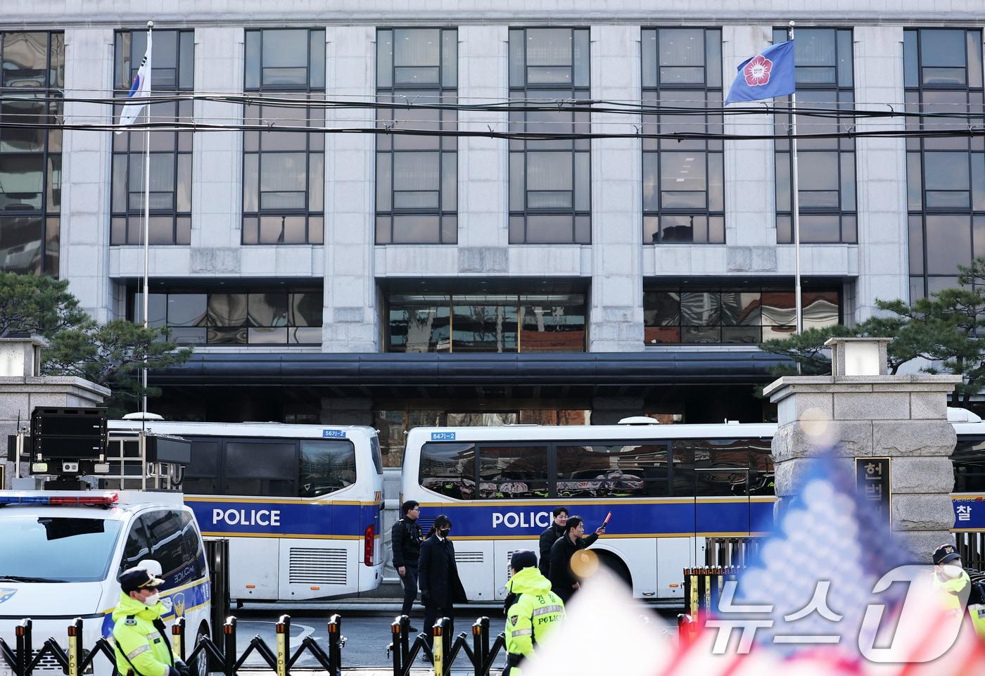 윤석열 대통령 탄핵심판의 선고일 지정이 임박한 것으로 알려진 18일 오후 서울 종로구 헌법재판소에 긴장감이 감돌고 있다. 2025.3.18/뉴스1 ⓒ News1 오대일 기자