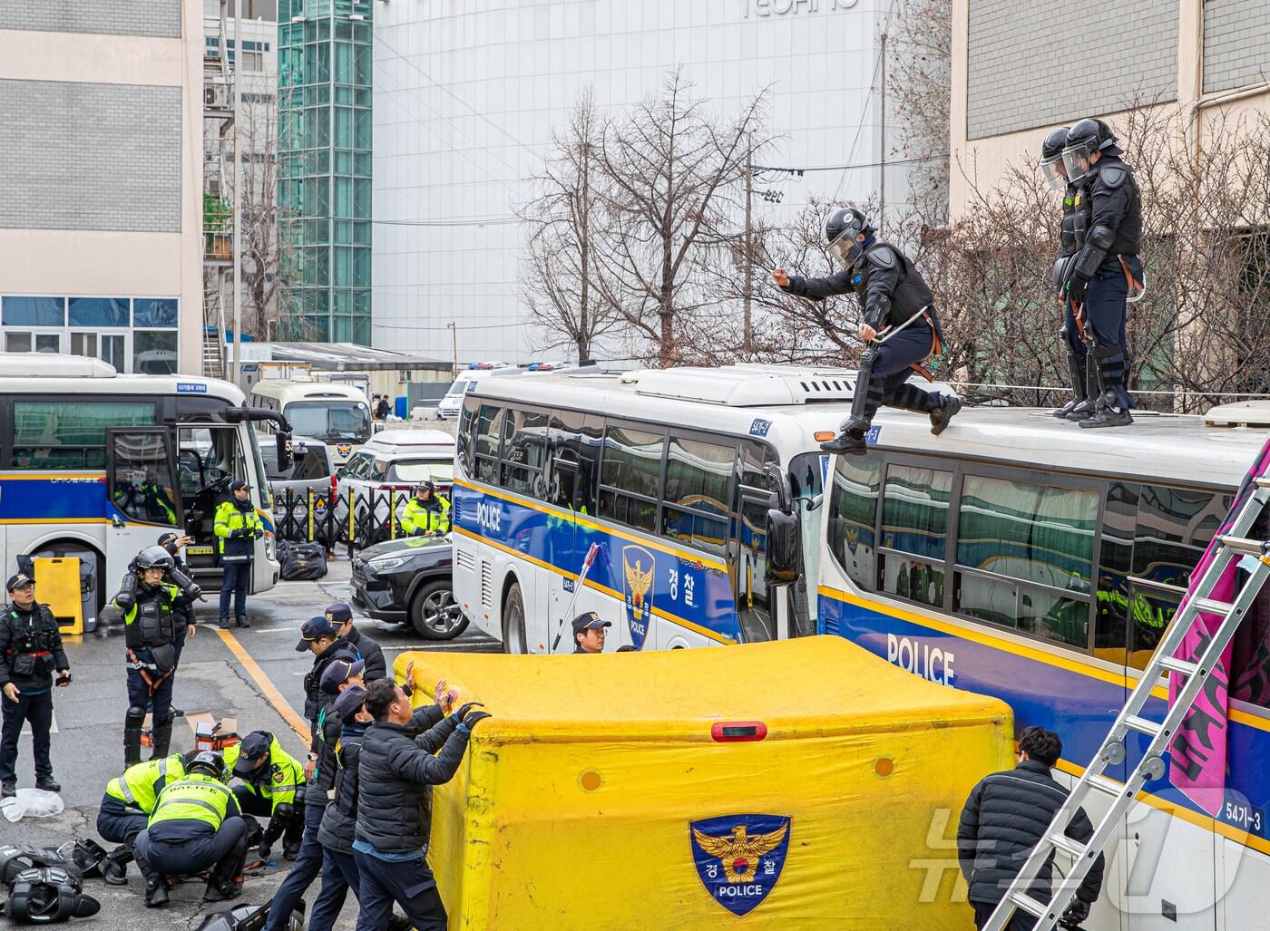 본문 이미지 - 서울경찰청이 탄핵 선고에 대비해 경찰관기동대 합동 연합훈련을 실시했다고 18일 밝혔다. 사진은 경찰대원들이 탄핵 선고에 대비해 훈련을 하는 모습. (서울경찰청 제공, 재판매 및 DB 금지) 2025.3.18/뉴스1