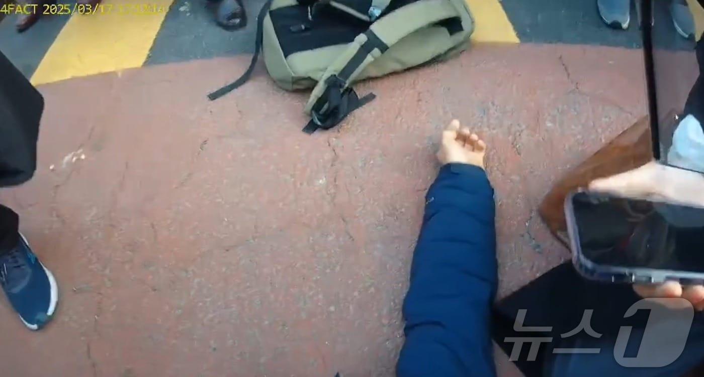 배달기사 A 씨가 17일 오후 부산 동래구로 추정되는 한 길에서 쓰러진 시민을 상대로 심폐소생술을 하고 있다.(SNS 영상 갈무리)