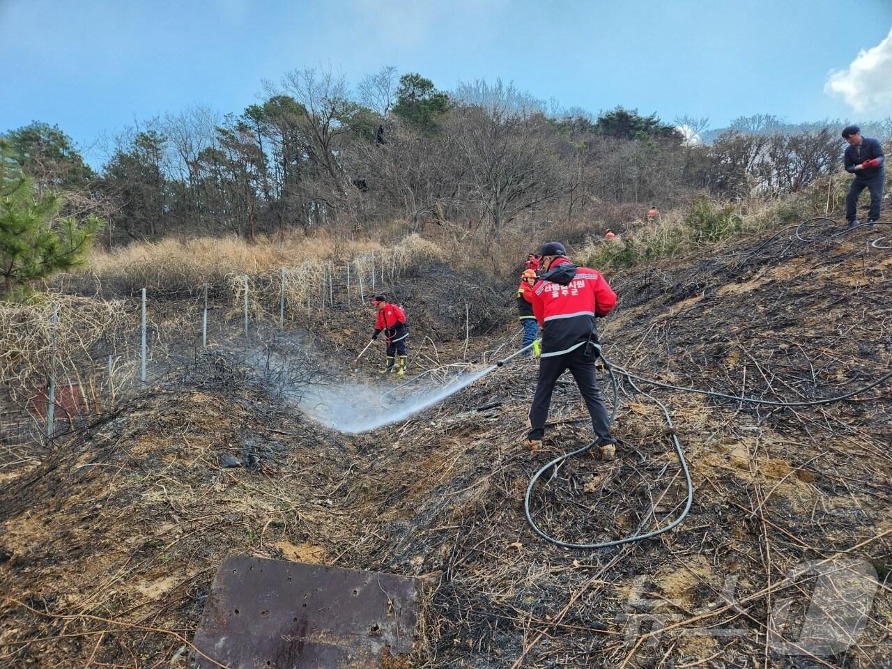 본문 이미지 - 18일 오전 11시 27분께 울산시 울주군 온양읍 발리의 한 야산에서 불이 나 산불진화 대원들이 불을 끄고 있다. (울산시 제공. 재판매 및 DB 금지) /뉴스1