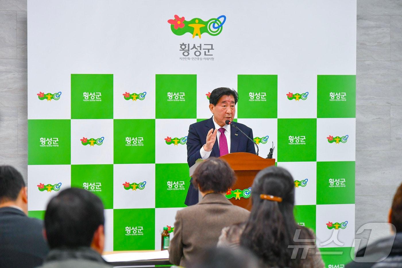 김명기 강원 횡성군수는 18일 기자 브리핑을 갖고 횡성군 경계지역인 ‘소초면’ 명칭을 ‘치악산면’으로 변경을 추진하는 원주시의 일방적인 시책에 반대한다는 입장을 밝혔다.(횡성군 제공. 재판매 및 DB금지)/뉴스1