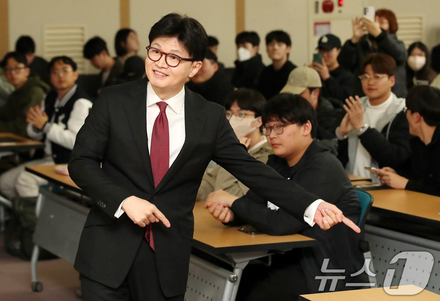 본문 이미지 - 한동훈 전 국민의힘 대표가 18일 오후 대구 북구 경북대에서 '시대를 바꾸자, 개헌'을 주제로 열린 경북대학교 청년 토크쇼에 참석해 자리를 찾고 있다. 2025.3.18/뉴스1 ⓒ News1 공정식 기자