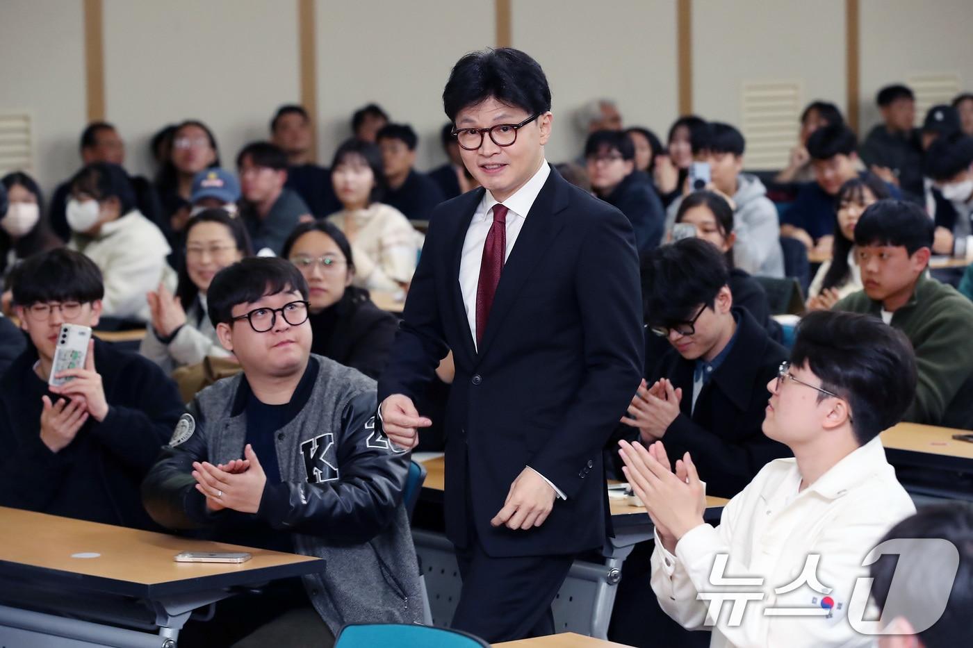 한동훈 전 국민의힘 대표가 지난 18일 오후 대구 북구 경북대에서 '시대를 바꾸자, 개헌'을 주제로 열린 경북대학교 청년 토크쇼에 참석하고 있다. 2025.3.18/뉴스1 ⓒ News1 공정식 기자