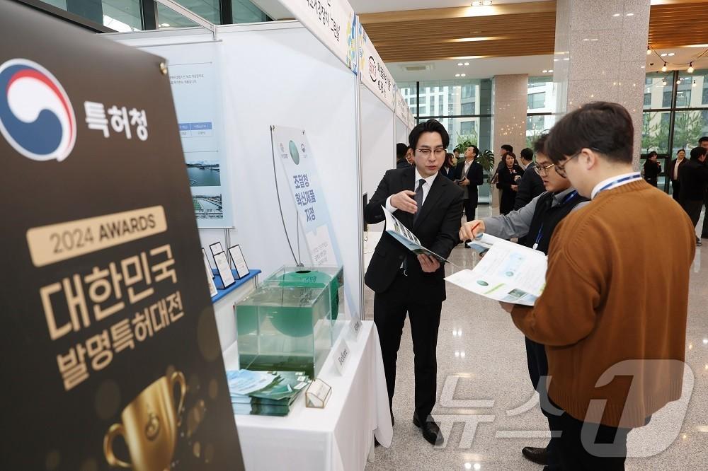 본문 이미지 - 전시 부스에서 참여기업 관계자가 녹조 저감 장치에 관해 설명하고 있다.(한국수자원공사 제공.재판매 및 DB금지)/뉴스1