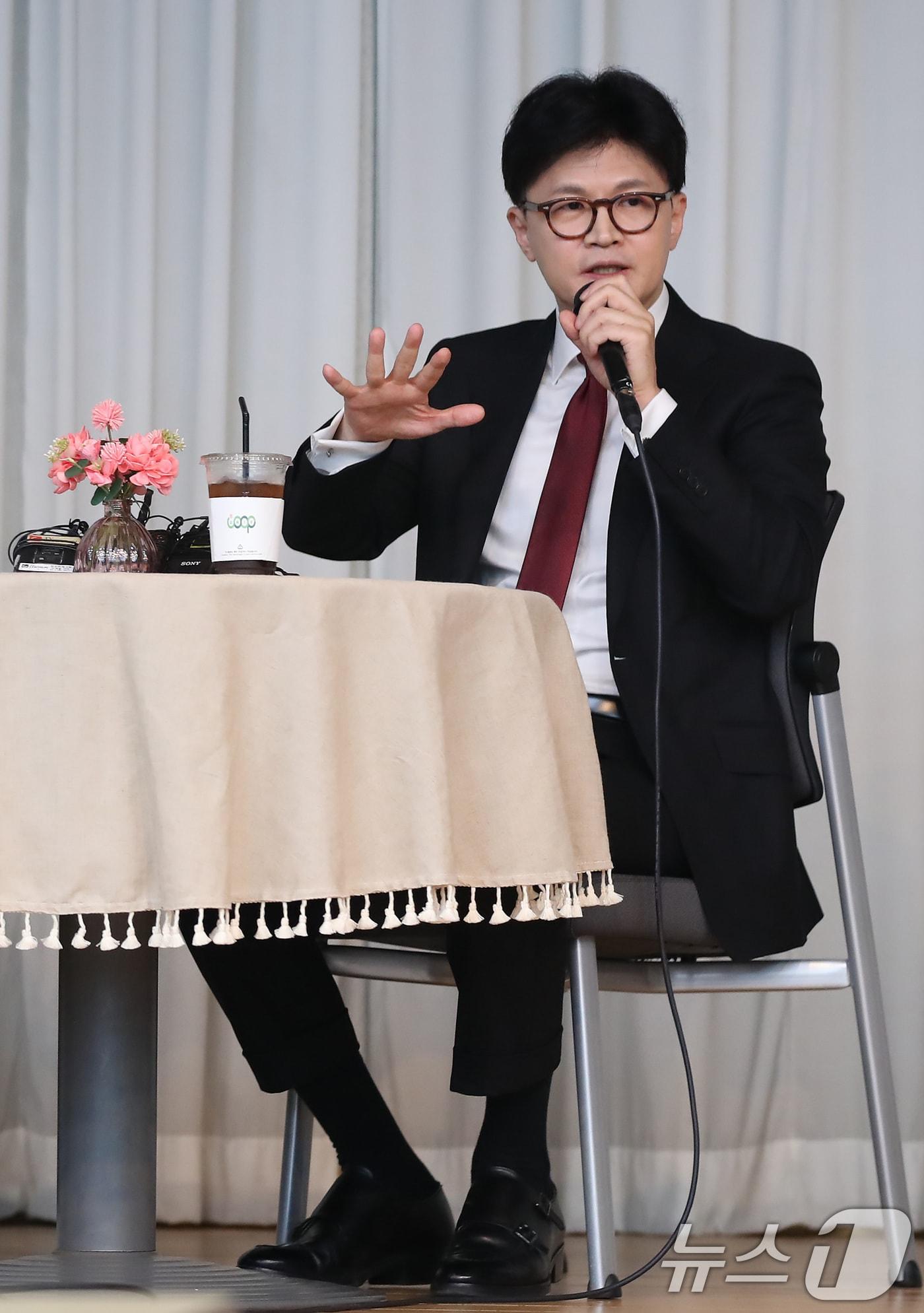 본문 이미지 - 한동훈 전 국민의힘 대표가 18일 오후 대구 북구 경북대에서 '시대를 바꾸자, 개헌'을 주제로 열린 경북대학교 청년 토크쇼에 참석해 학생들의 질문에 답하고 있다. 2025.3.18/뉴스1 ⓒ News1 공정식 기자