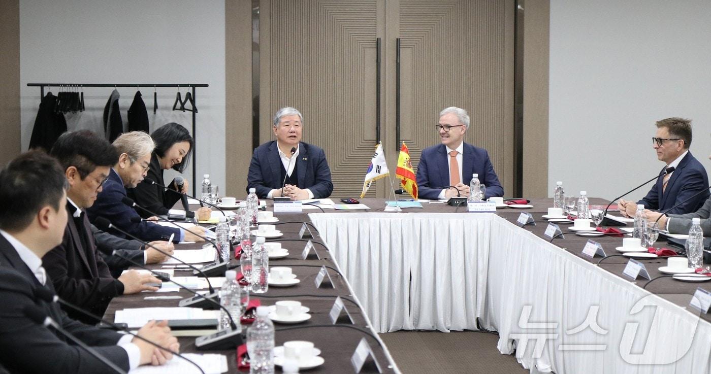 본문 이미지 - 정태희 대전상의 회장이 18일 주한 스페인 대사 초청 지역 기업인 오찬 간담회에서 환영사를 하고 있다. (대전상의 제공. 재판매 및 DB금지) /뉴스1