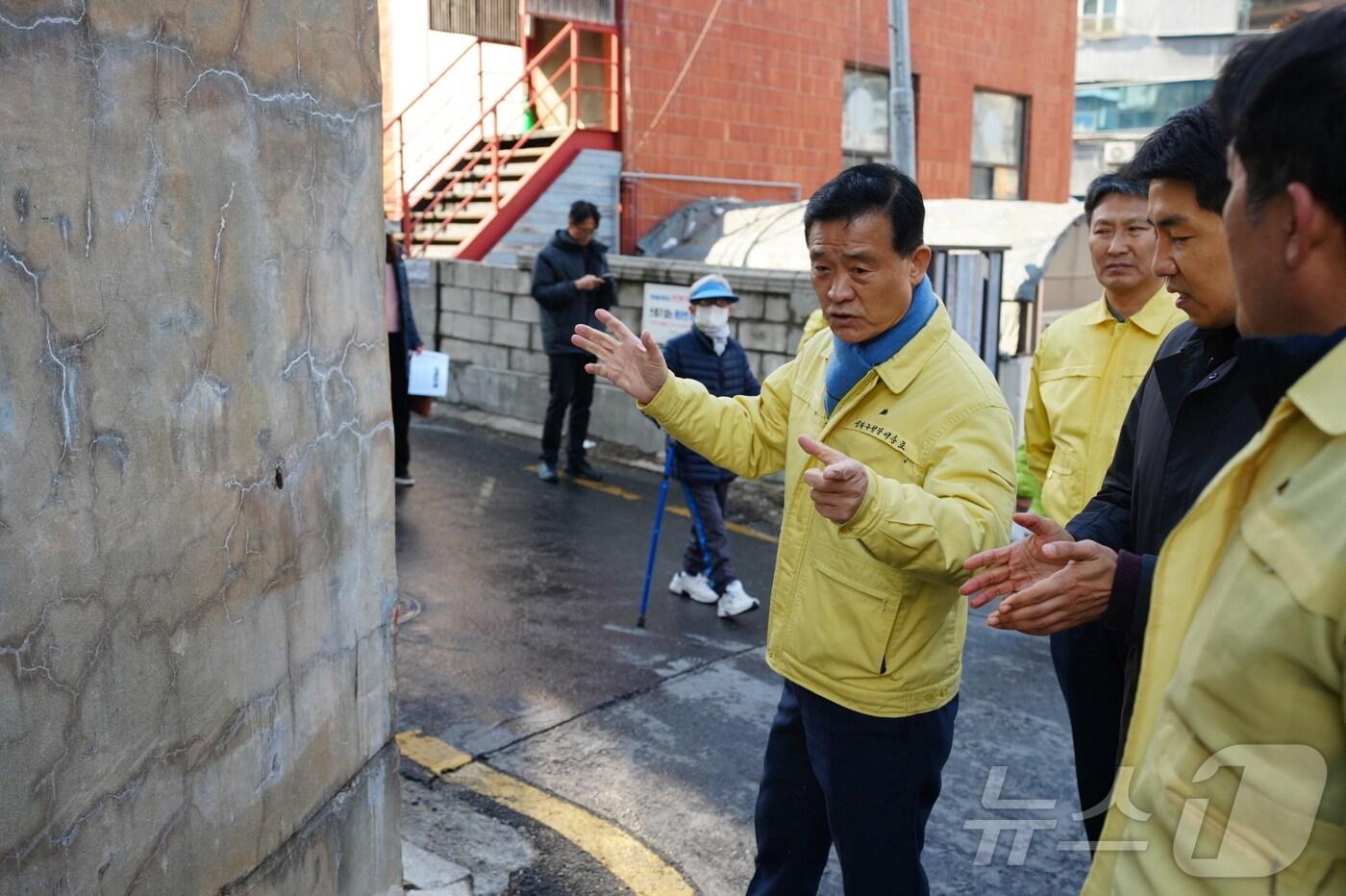 본문 이미지 - 이승로 성북구청장이 해빙기 안전점검 현장을 직접 방문해 필요한 조치를 지시하고 있다.(성북구 제공)