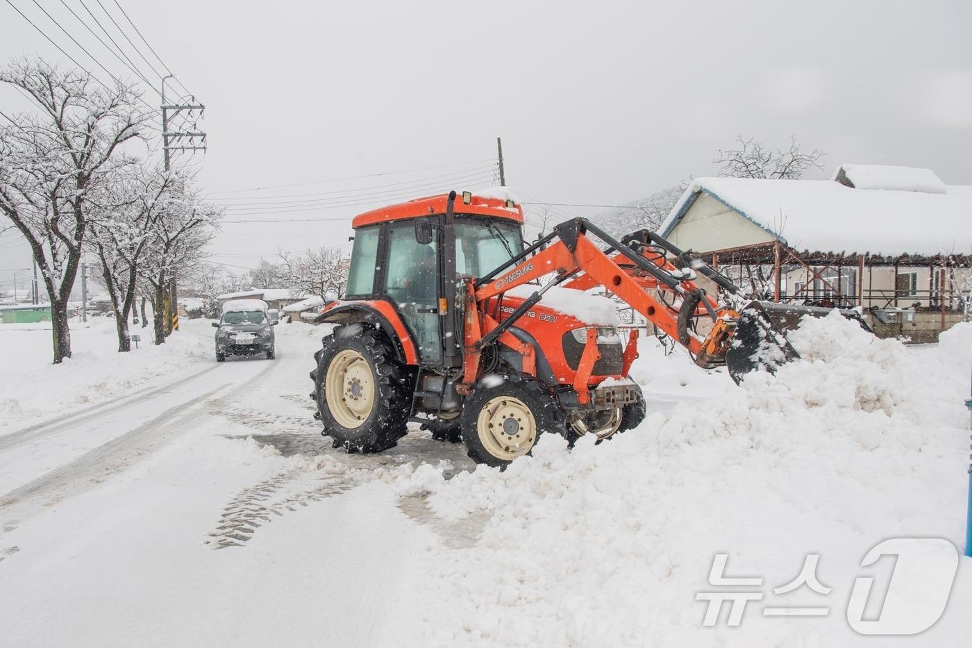 강원 산지와 동해안을 중심으로 많은 눈이 내린 18일 동해안 최북단 고성군 일대에서 제설작업이 한창 이뤄지고 있다.&#40;고성군 제공, 재판매 및 DB 금지&#41; 2025.3.18/뉴스1