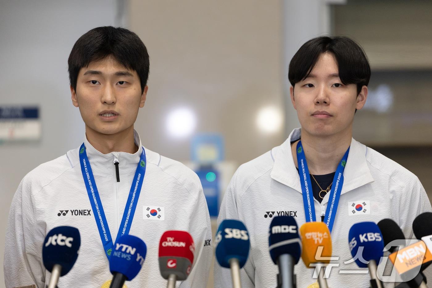 본문 이미지 - 전영 오픈 남자 복식에서 우승을 차지한 배드민턴 김원호(왼쪽), 서승재가 18일 오후 인천국제공항을 통해 귀국해 취재진과 인터뷰하고 있다. 2025.3.18/뉴스1 ⓒ News1 이승배 기자