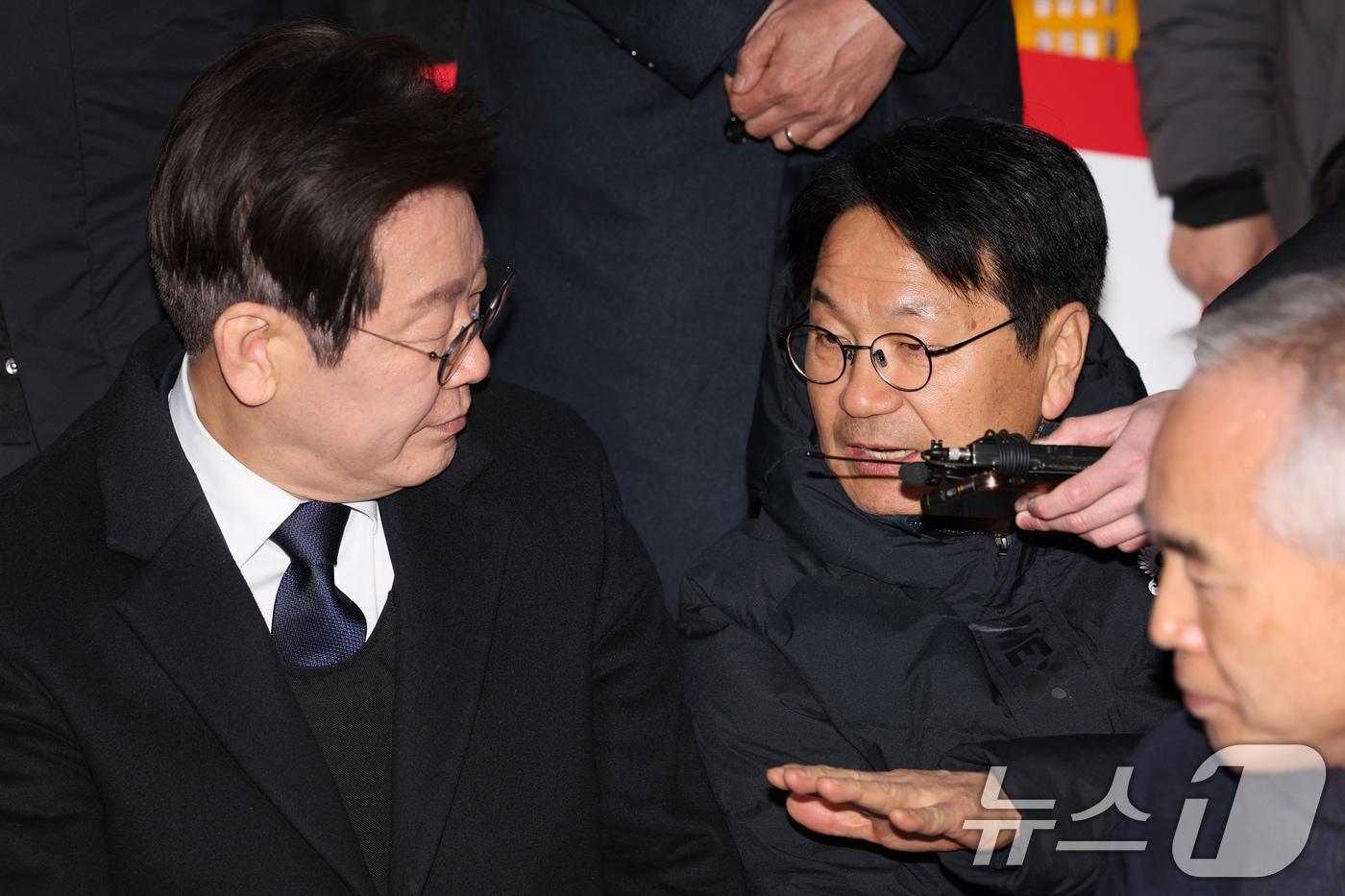 이재명 더불어민주당 대표가 18일 오후 광주 동구 5·18민주광장에서 진행 중인 민주당 소속 광주 시·구의원들의 윤석열 대통령 탄핵 촉구 단식농성장에서 강기정 광주시장과 대화하고 있다. 2025.3.18/뉴스1 ⓒ News1 이승현 기자