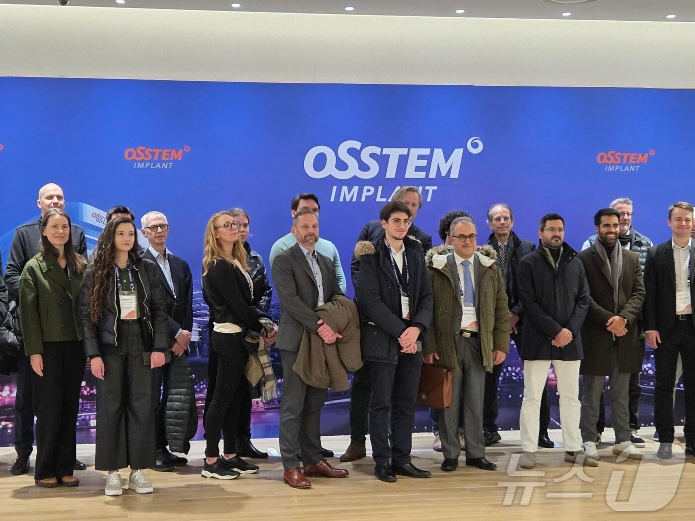 본문 이미지 - EU 비즈니스 허브에서 개최하는 '헬스케어·의료기기 코리아 2025'에 참가한 유럽 바이오벤처 관계자들이 오스템임플란트 사옥 투어를 마무리하고 기념사진을 찍고 있다. 2025. 3. 18/뉴스1 황진중 기자