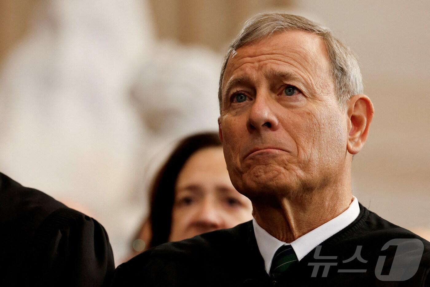 존 로버츠 미국 대법원장dl 2025 년 1월 20일 워싱턴 DC에서 미국 국회 의사당에서 열린 도널드 트럼프 미국 대통령의 취임식을 보고 있다. ⓒ 로이터=뉴스1