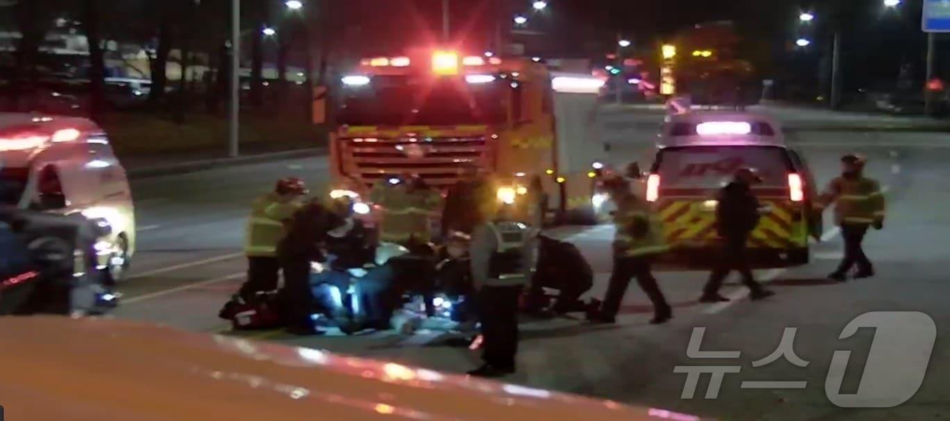 본문 이미지 -  18일 오후 8시 55분께 전북자치도 남원시 월락동의 한 도로를 건너던 A 군(11)이 SUV에 치이는 사고가 발생했다.(전북소방 제공. 재판매 및 DB 금지)
