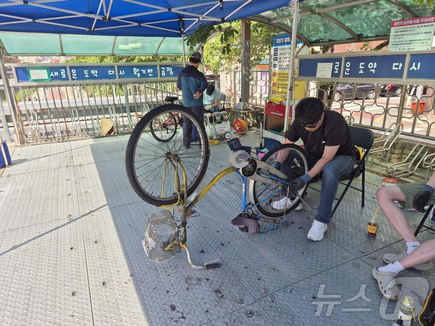 본문 이미지 - 부산시설공단 관계자가 시민 자전거를 점검하고 있다.(부산시설공단 제공. 재판매 및 DB 금지)