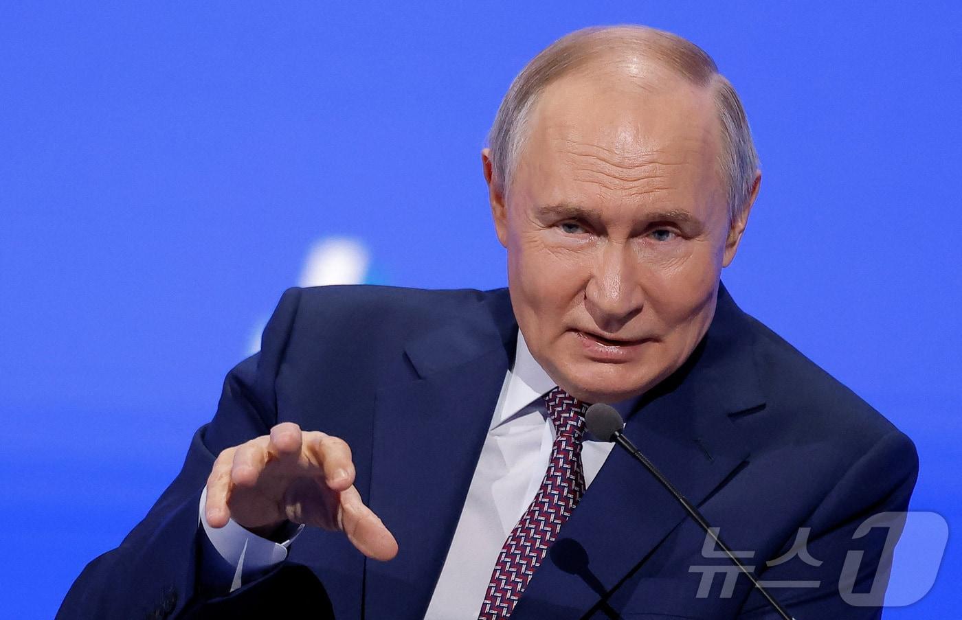 본문 이미지 - 블라디미르 푸틴 러시아 대통령이 18일(현지시간) 모스크바에서 열린 러시아 산업·기업인 연맹 회의에 참석해 “서방 기업이 복귀하더라도 러시아 회사, 기업들과 그 직원들의 이익이 항상 우리의 우선순위가 될 것”이라고 밝히고 있다. 2025.03.19 ⓒ 로이터=뉴스1 ⓒ News1 우동명 기자