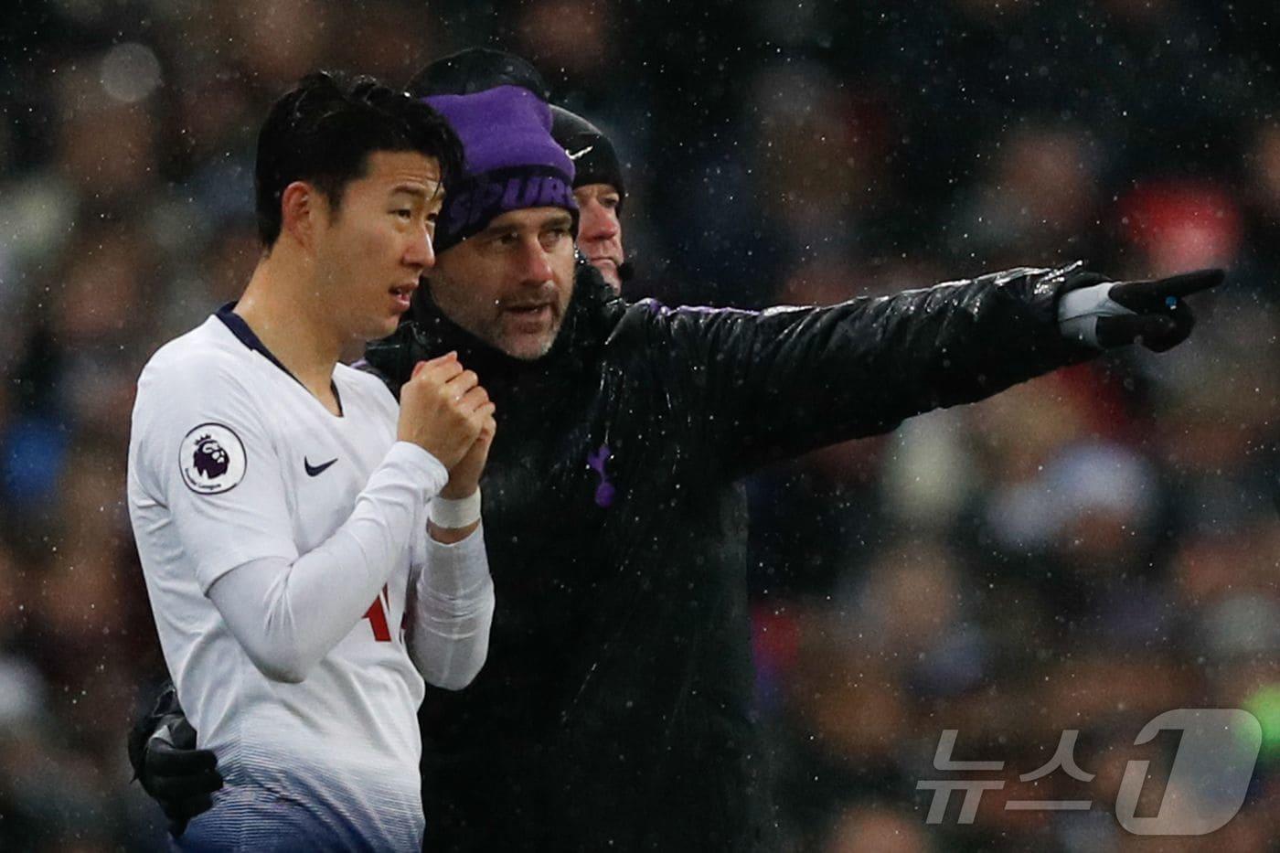 토트넘 시절 손흥민을 지도하는 마우리시오 포체티노 감독. ⓒ AFP=뉴스1