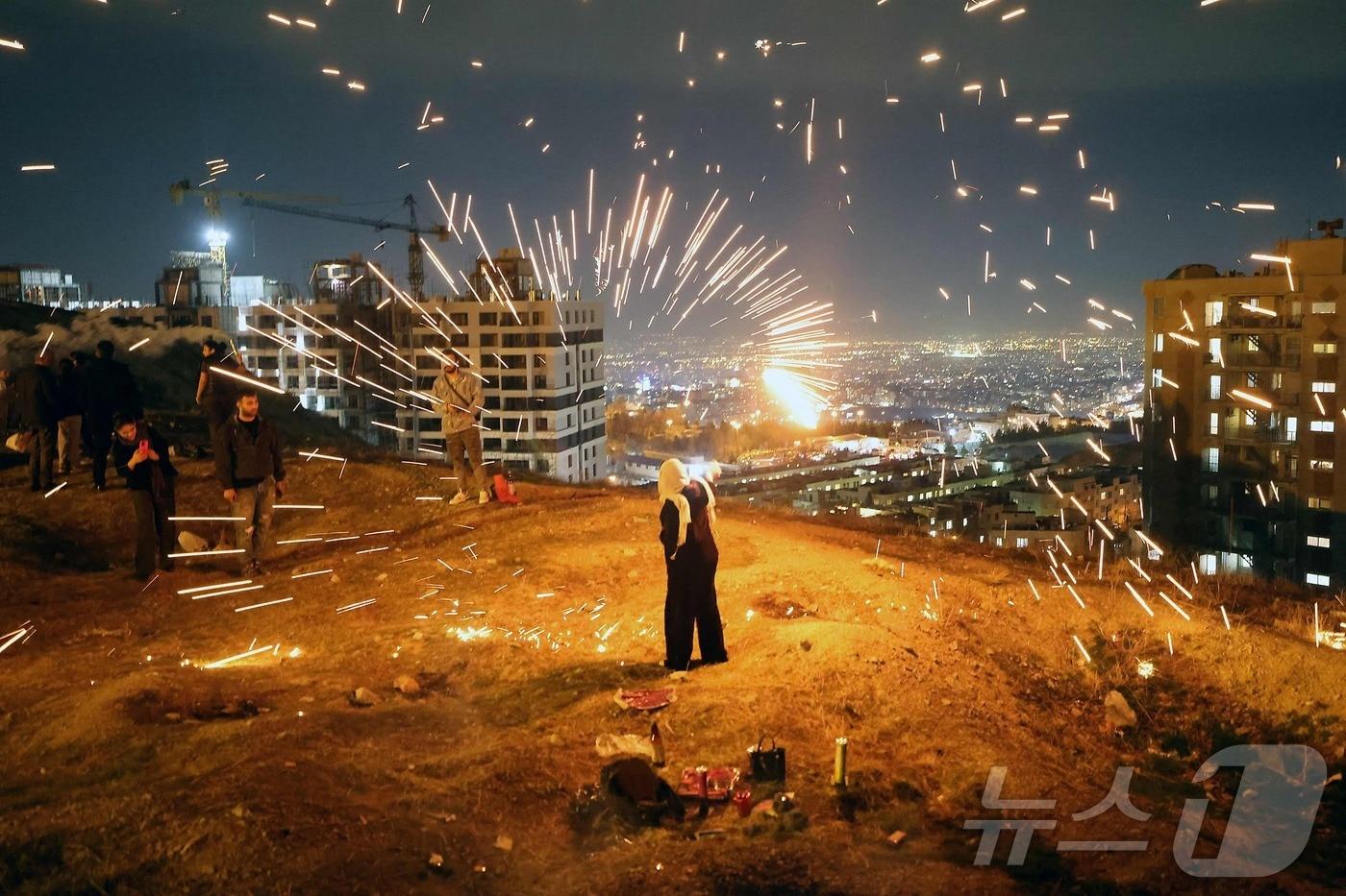 본문 이미지 - 18일 이란 테헤란에서 시민들이 봄 명절 노르즈(Nowruz)를 앞두고 불의 축제 '차하르샨베 수리(Chaharshanbeh Soori)'를 즐기고 있다.  ⓒ AFP=뉴스1