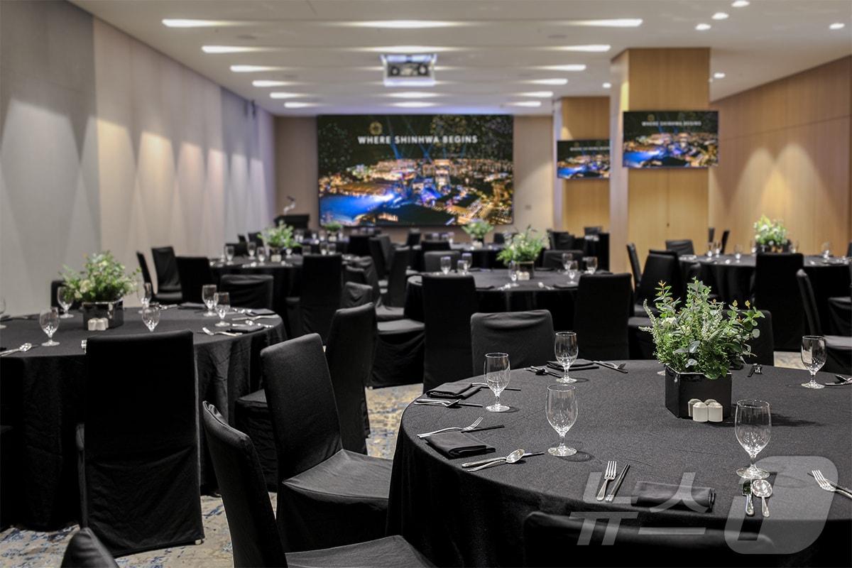 본문 이미지 - 최근 시설을 증설 및 강화한 송악룸(제주신화월드 제공)