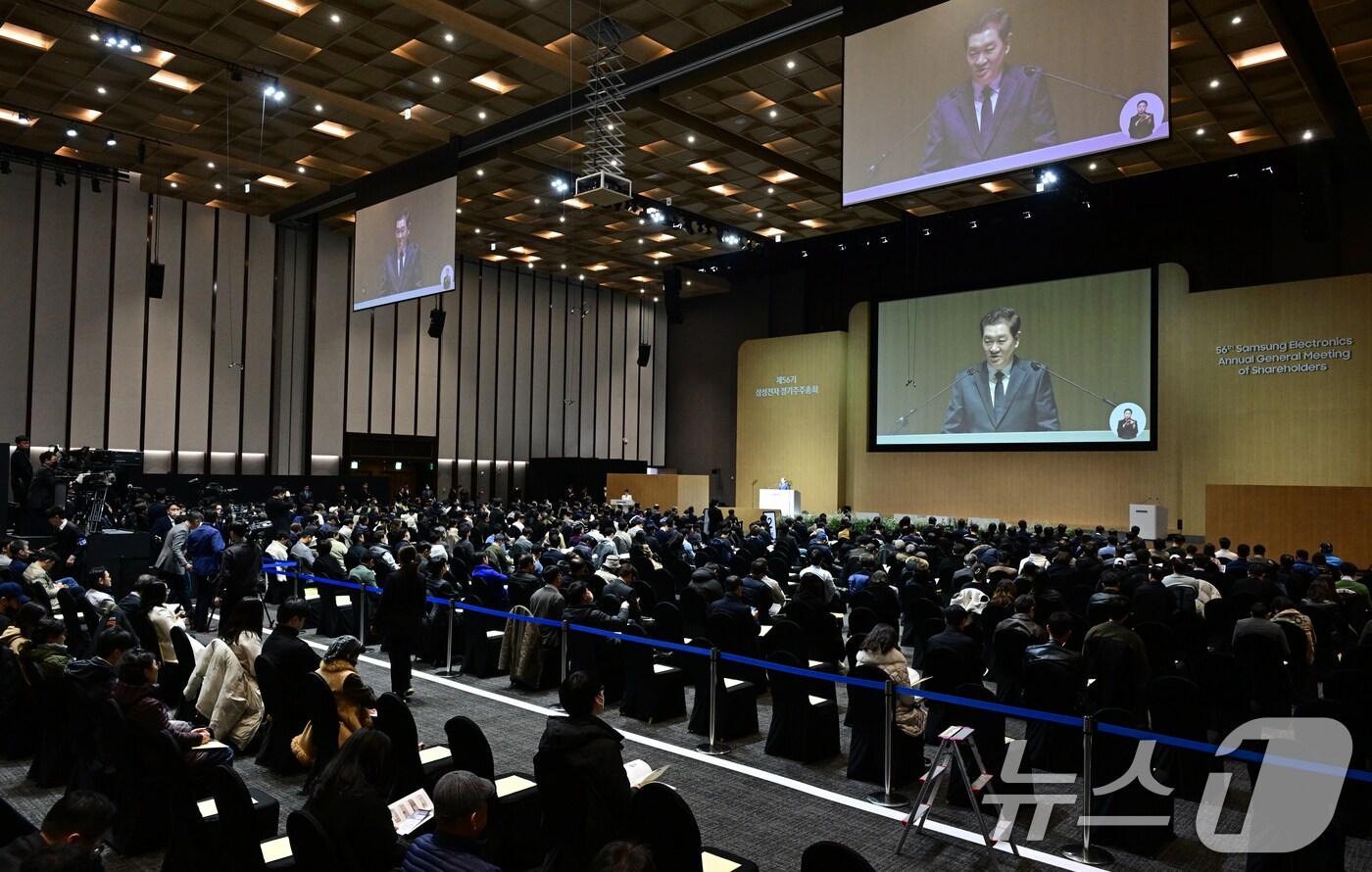 한종희 삼성전자 대표이사 부회장이 19일 오전 경기 수원시 영통구 수원컨벤션센터에서 열린 제56기 삼성전자 정기주주총회에서 인사말을 하고 있다. (공동취재) 2025.3.19/뉴스1 ⓒ News1 김영운 기자
