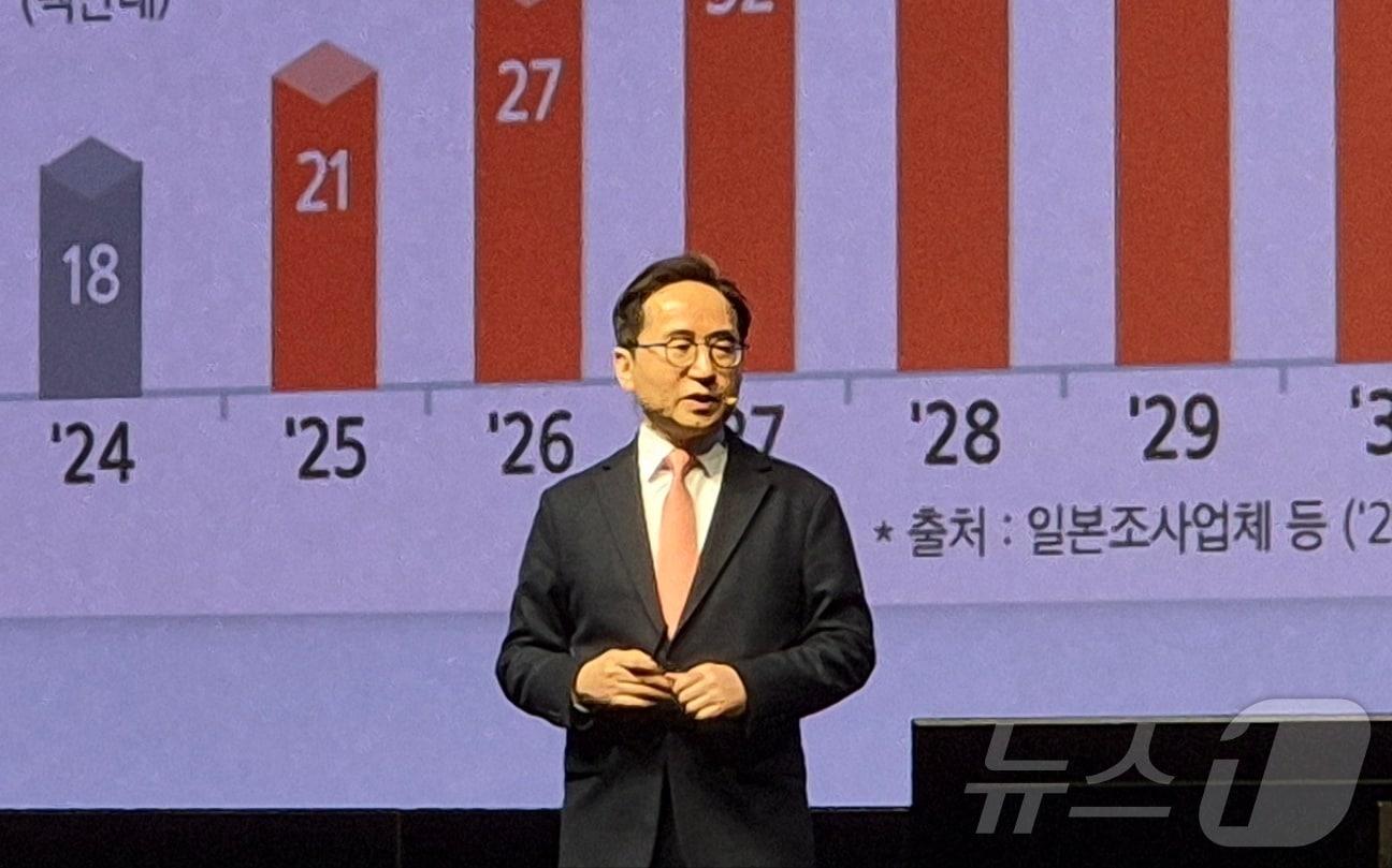 본문 이미지 - 장덕현 삼성전기 대표이사 사장이 19일 서울 서초구 엘타워에 열린 제52기 정기주주총회에서 주주들에게 사업 현황을 설명하고 있다.2025.3.19 ⓒ 뉴스1 최동현 기자