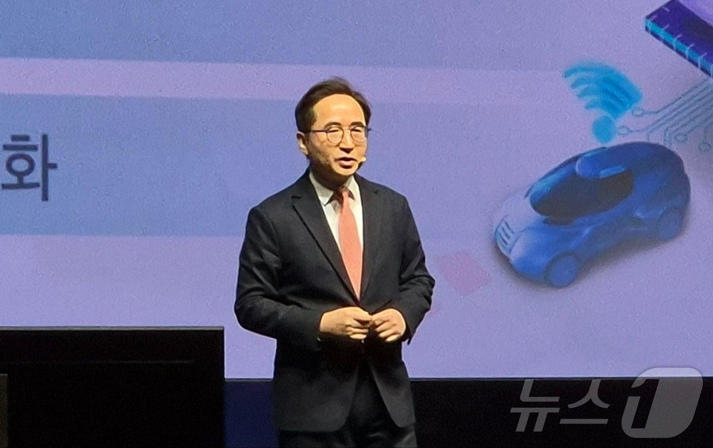 장덕현 삼성전기 대표이사 사장이 19일 서울 서초구 엘타워에 열린 제52기 정기주주총회에서 주주들에게 사업 현황을 설명하고 있다.2025.3.19/뉴스1 ⓒ News1 최동현 기자