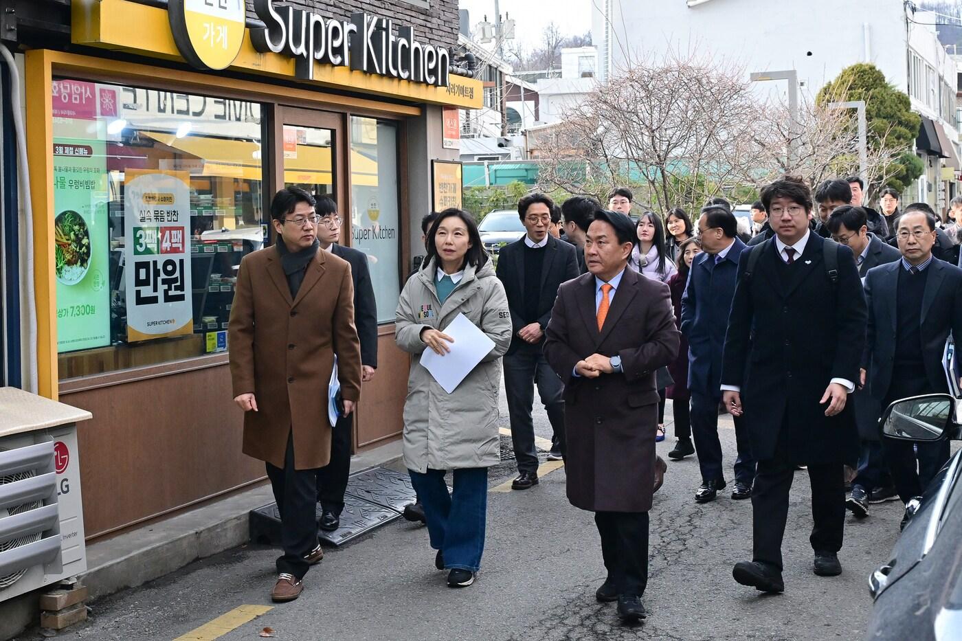 본문 이미지 - 연희맛로 일대 보행환경 현장점검(서울시의회 제공)