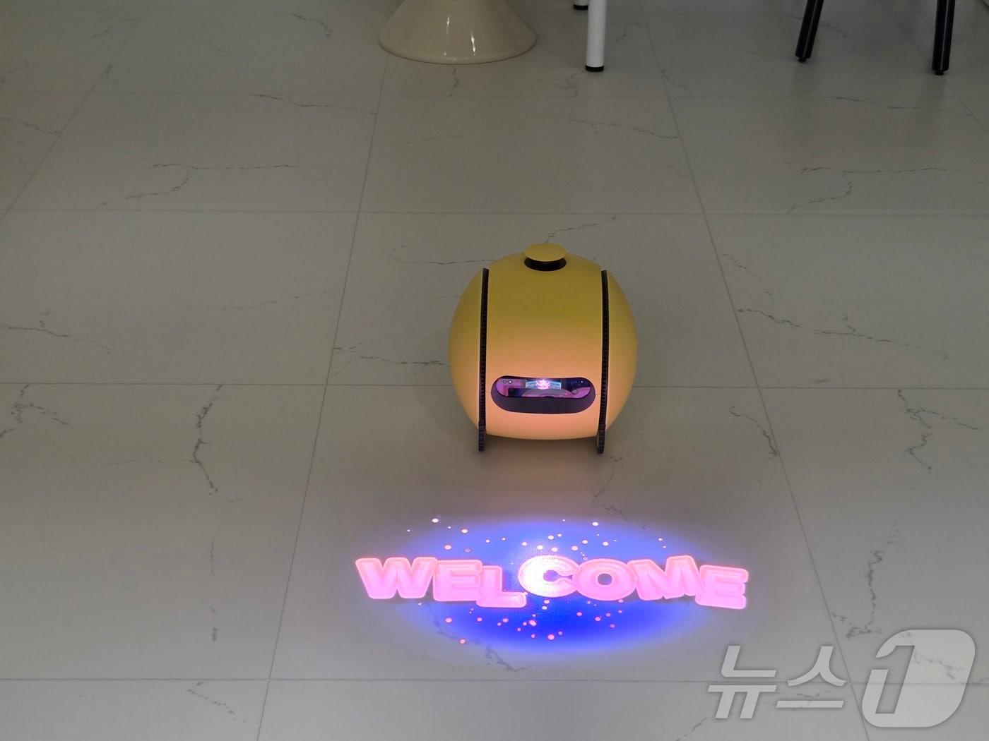 본문 이미지 - 19일 경기 수원시 수원컨벤션센터에서 열린 삼성전자 제56기 주주총회 현장에서 시연된 AI 집사로봇 '볼리'. 025.3.19/뉴스1 ⓒ News1 박주평 기자