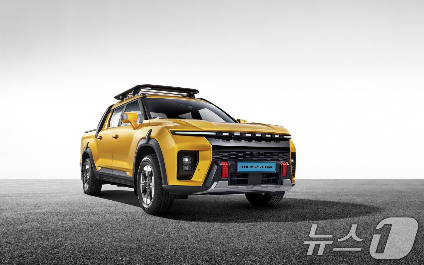 본문 이미지 - KG 모빌리티가 지난 5일 출시한 도심형 전기 픽업 '무쏘 EV'가 본계약 2주만에 누적 계약 3천 2백대를 돌파하며 순조로운 출발을 이어가고 있다고 19일 밝혔다. (KG모빌리티 제공. 재판매 및 DB 금지) 2025.3.19/뉴스1