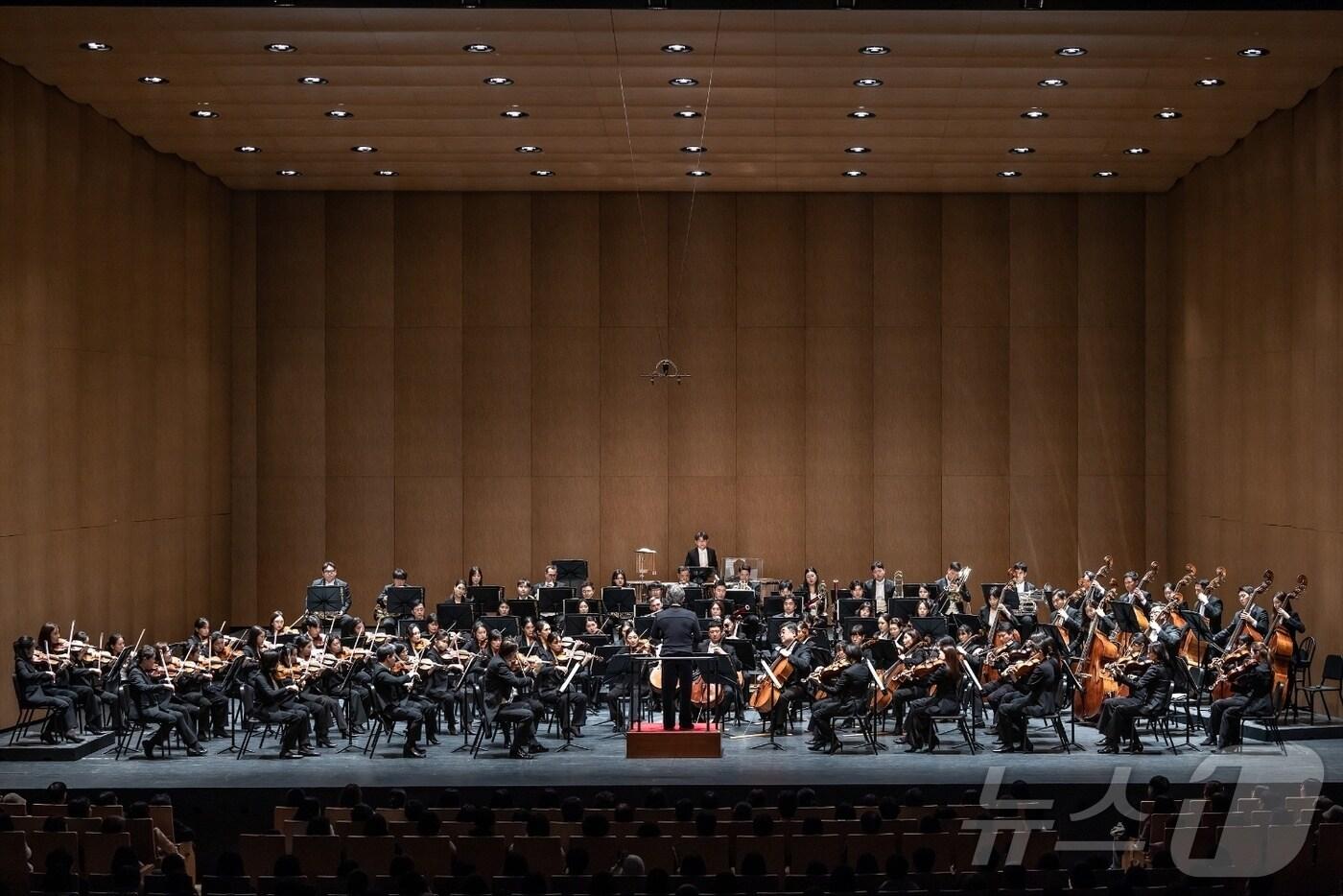 이달 8일 포은아트홀에서 펼쳐진 지휘자 정명훈과 피아니스트 선우예권, KBS교향악단의 협연무대 모습.(용인시 제공)