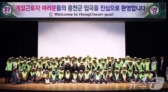 본문 이미지 - 지난해 입국한 외국인 계절근로자들의 모습.(홍천군 제공. 재판매 및 DB금지)/뉴스1