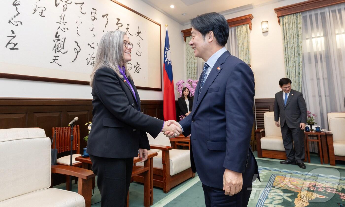 라이칭더 대만 총통이 18일(현지시간) 타이베이 총통 빌딩에서 케이티 홉스 미국 애리조나 주지사와 만나 악수를 하고 있다. 2025.03.19 ⓒ 로이터=뉴스1 ⓒ News1 우동명 기자