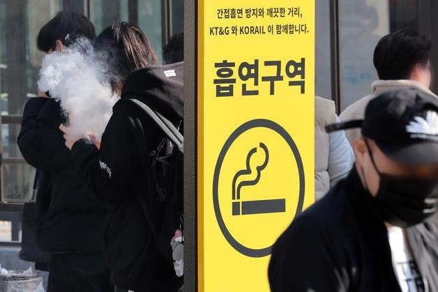 본문 이미지 - 서울역 광장 흡연구역에서 시민들이 담배를 피우고 있다.  2025.3.19/뉴스1 ⓒ News1 이동해 기자