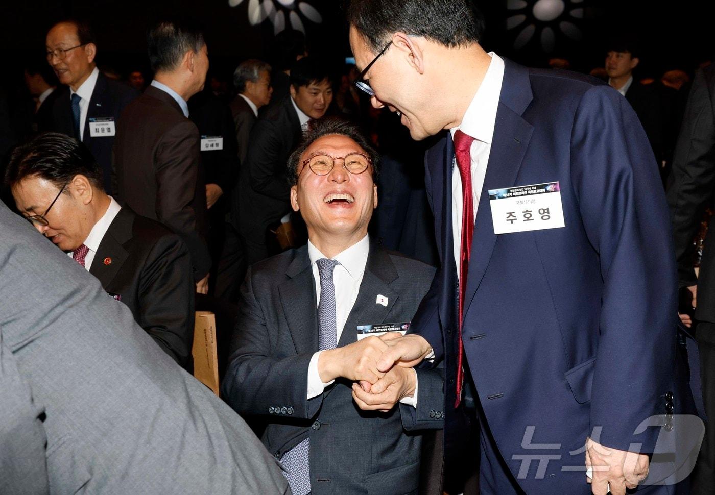 주호영 국회부의장(오른쪽)이 지난 3월 19일 서울 중구 신라호텔에서 열린 제35차 비전코리아 국민보고대회에서 김민석 더불어민주당 최고위원과 인사하고 있다. 2025.3.19/뉴스1 ⓒ News1 국회사진취재단