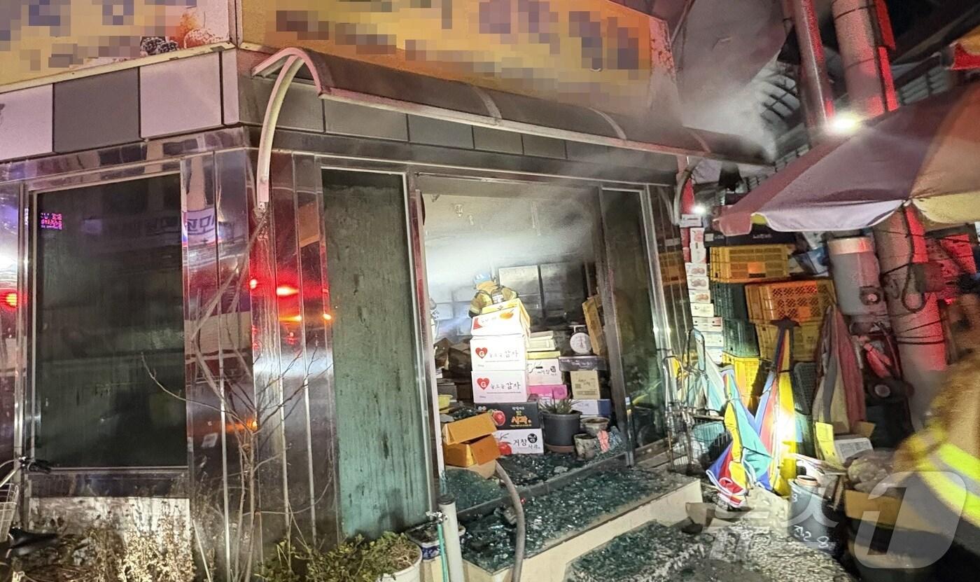본문 이미지 - 불이 난 점포.(경남소방본부 제공. 재판매 및 DB금지.)