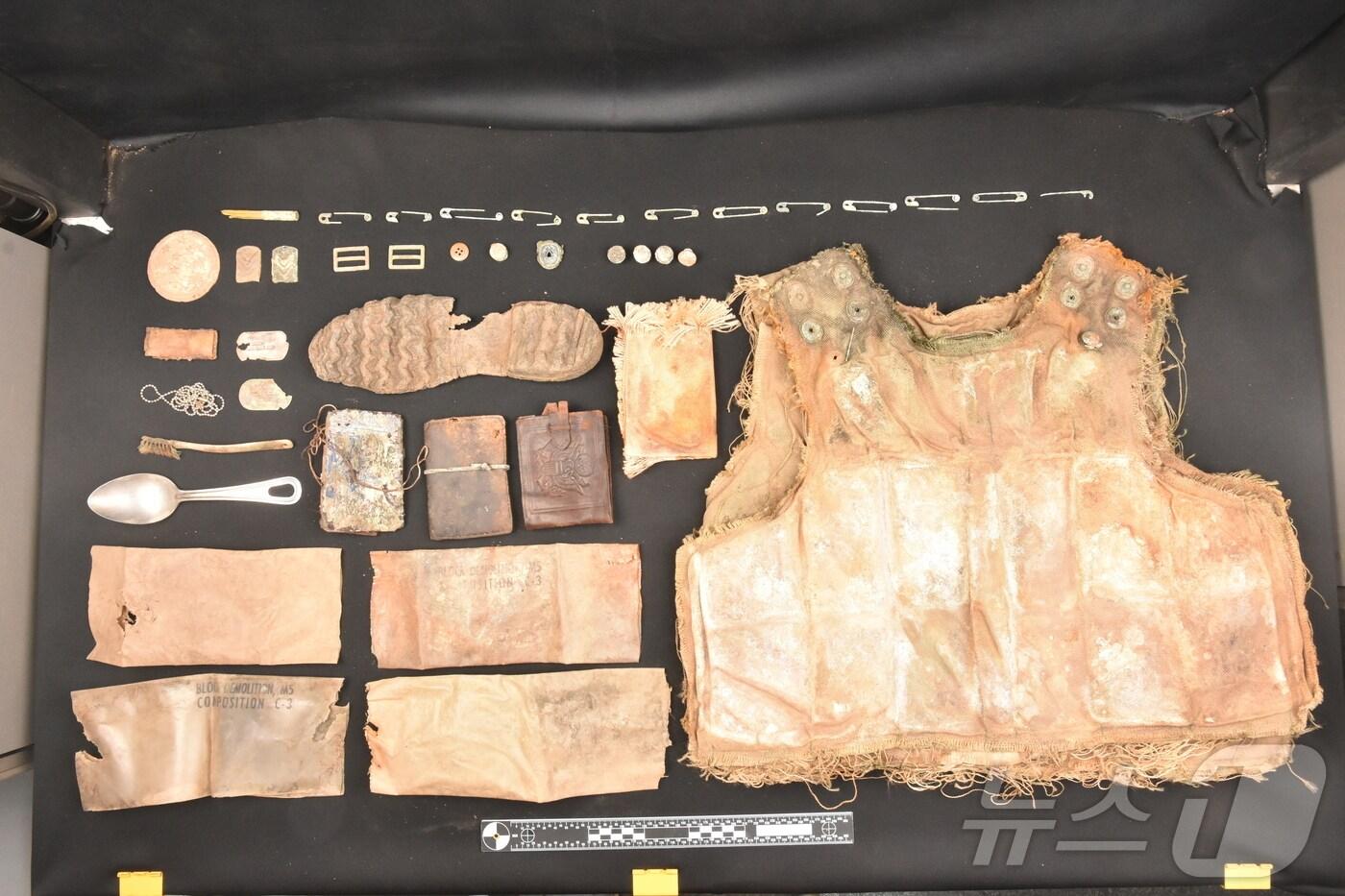 故 정인학 일등중사 유해와 함께 발굴된 유품(국방부 제공)