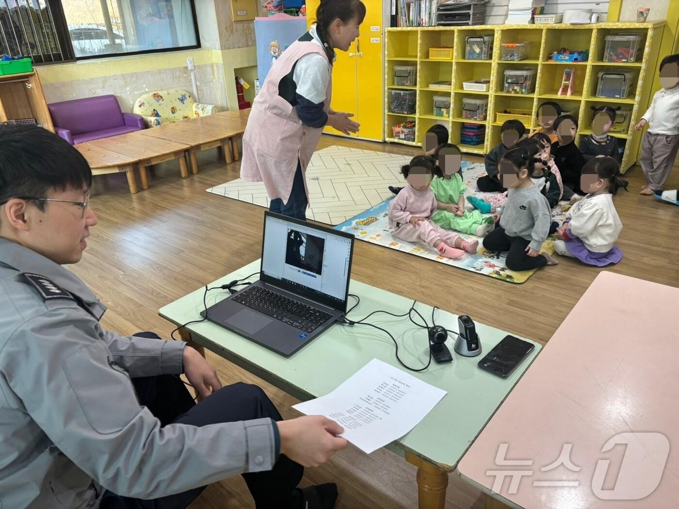 본문 이미지 - 충북 진천경찰서 찾아가는 아동 지문등록 모습/뉴스1