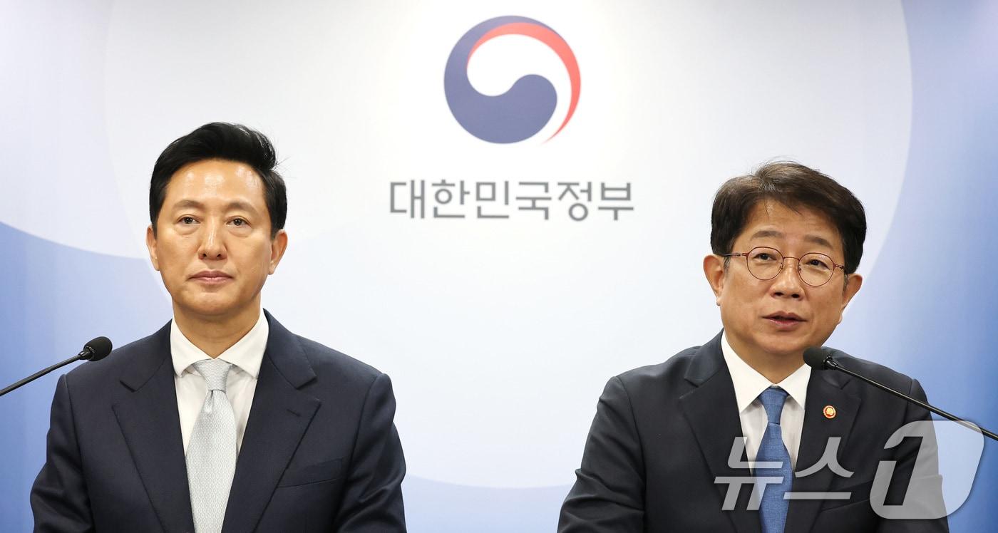 박상우 국토교통부 장관&#40;오른쪽&#41;과 오세훈 서울시장이 3월 19일 서울 종로구 정부서울청사에서 주택시장 안정화 방안 브리핑을 하고 있다. 2025.3.19/뉴스1 ⓒ News1 임세영 기자