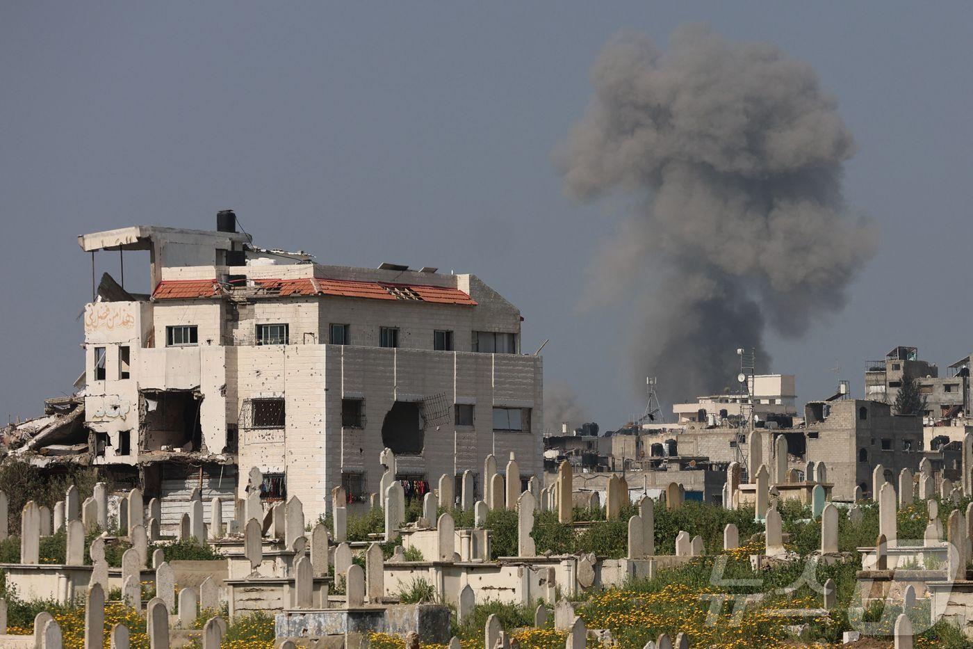 18일(현지시간) 팔레스타인 가자 지구에서 이스라엘 군의 포격을 받아 검은 연기가 솟아 오르고 있다. 2025.03.19 ⓒ AFP=뉴스1 ⓒ News1 우동명 기자