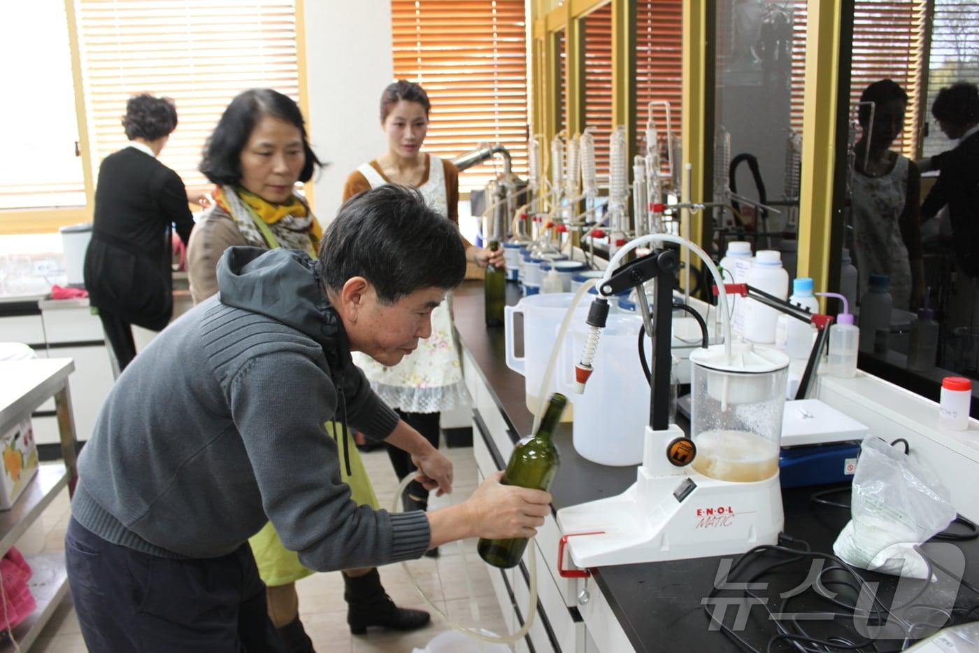 영천 와인학교 와인양조 과정 모습(영천시 제공. 재판매 및 DB금지) 2025.3.19/뉴스1