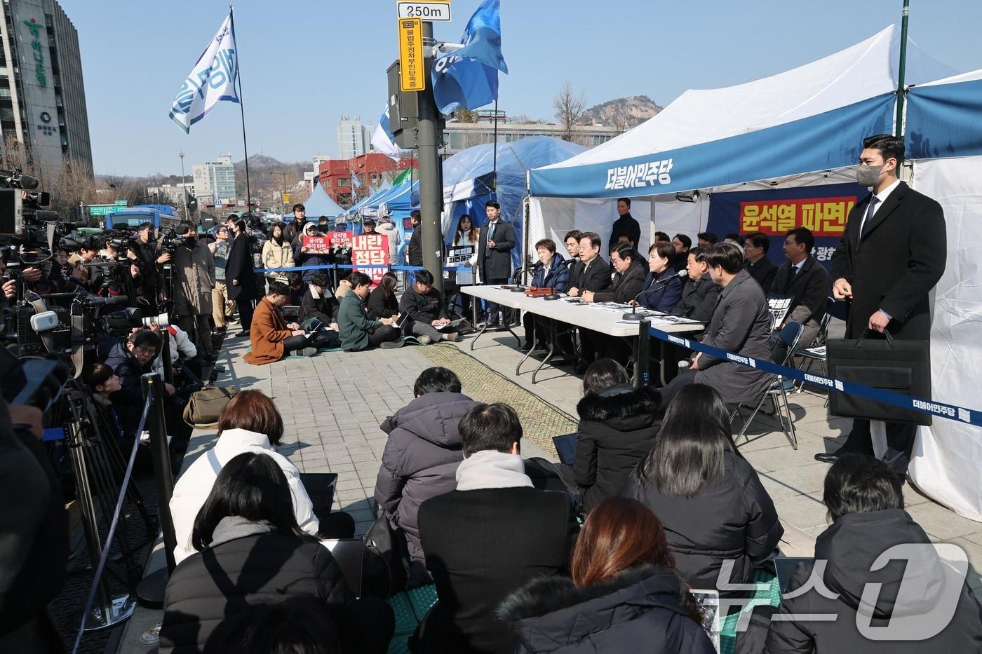 이재명 더불어민주당 대표가 19일 오전 서울 종로구 경복궁역 부근 광화문 민주당 천막농성장에서 열린 현장 최고위원회의에서 모두 발언하고 있다./뉴스1 ⓒ News1 국회사진취재단