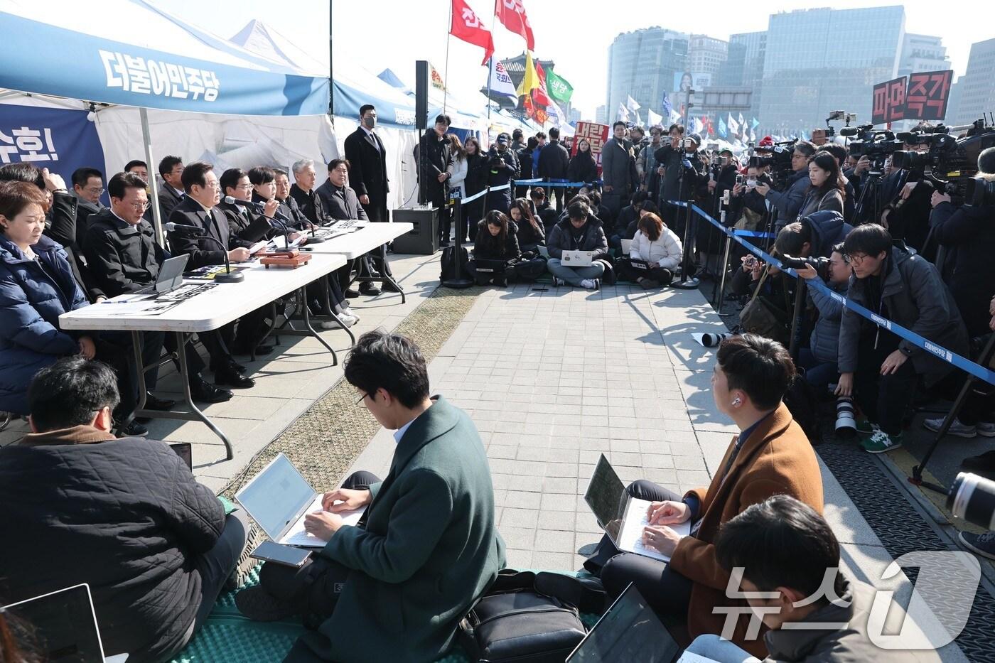 본문 이미지 - 이재명 더불어민주당 대표가 19일 오전 서울 종로구 경복궁역 부근 광화문 민주당 천막농성장에서 열린 현장 최고위원회의에서 모두 발언하고 있다. 2025.3.19/뉴스1 ⓒ News1 국회사진취재단