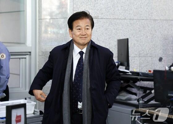 본문 이미지 - 공직선거법 위반 혐의로 기소된 더불어민주당 정동영(전북 전주시병) 의원이 15일 전북자치도 전주시 전주지법에서 재판을 받기 위해 법정으로 향하고 있다. (전북사진기자단 공동취재) 2025.1.15/뉴스1 DB