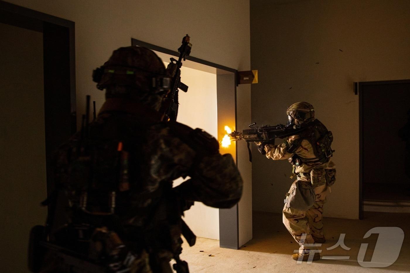 육군 제17보병사단은 2025년 FS/TIGER와 연계하여 지난 16일부터 인천시 일대 및 경기도 파주 무건리훈련장에서 '한미연합전투지휘훈련'을 실시하고 있다고 19일 밝혔다. CWMD-TF 장병들이 의심시설 내부로 진입해 대항군을 소탕하고 있다. (육군 제공. 재판매 및 DB 금지) 2025.3.19/뉴스1