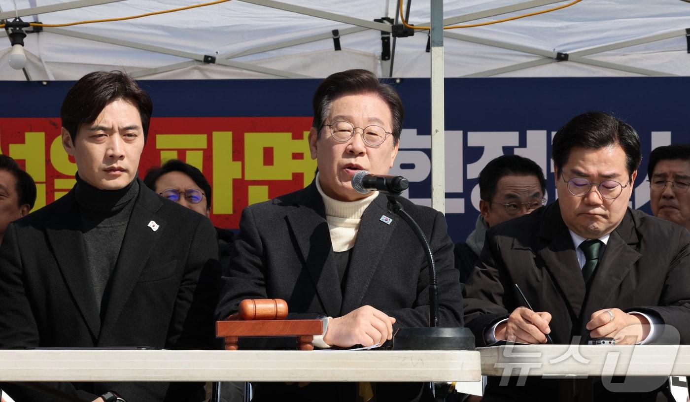 이재명 더불어민주당 대표가 19일 서울 종로구 경복궁역 부근 광화문 민주당 천막농성장에서 열린 현장 최고위원회의에서 모두 발언하고 있다. 2025.3.19/뉴스1 ⓒ News1 국회사진취재단