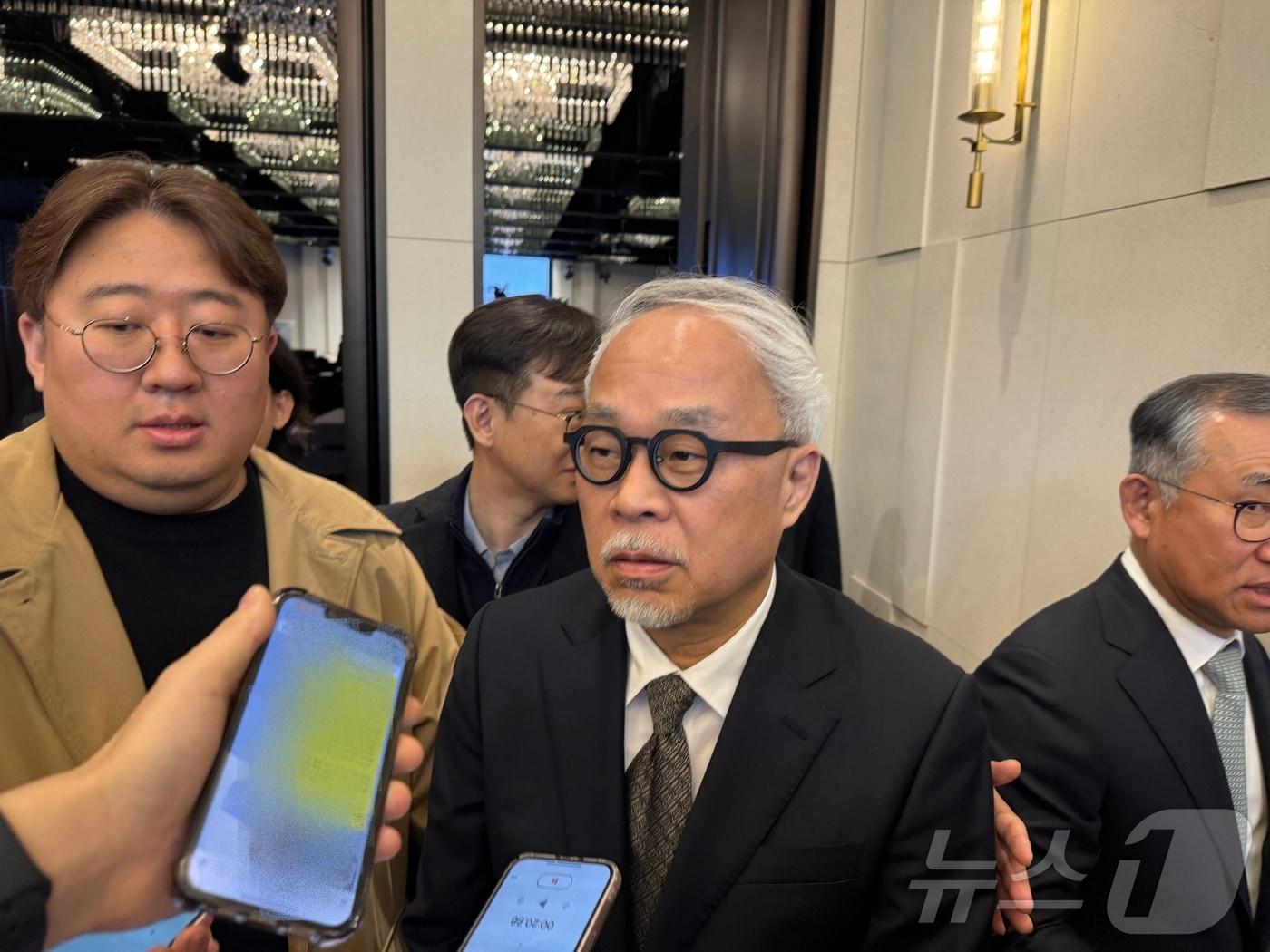 본문 이미지 - 최주선 삼성SDI 사장이 19일 서울 강남구 엘리에나 호텔에서 열린 정기 주주총회가 끝난 뒤 기자들의 질문에 답하는 모습 2025.3.19/뉴스1