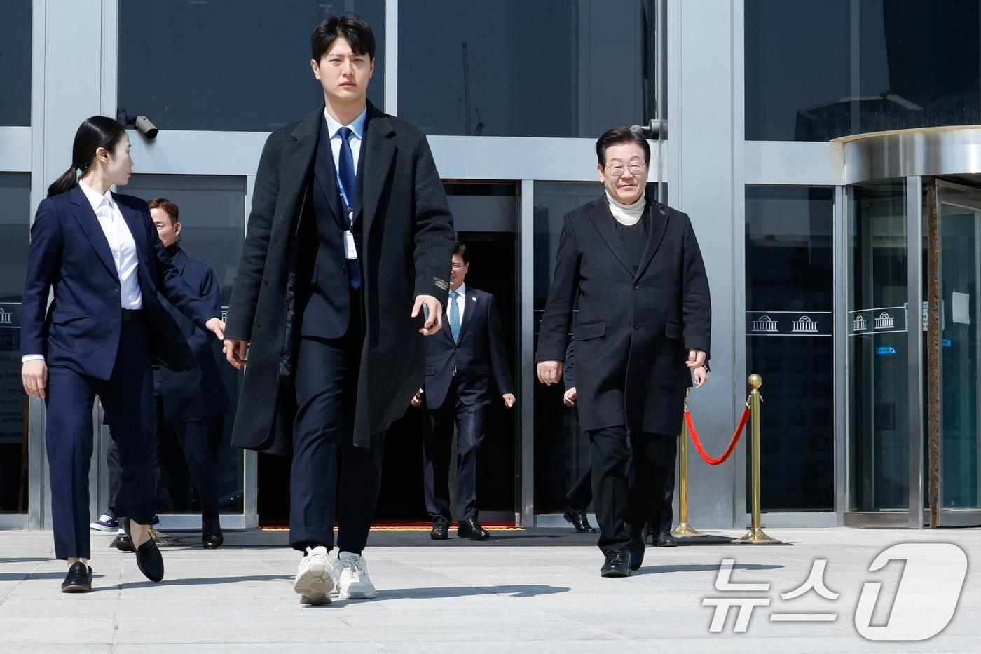 본문 이미지 - 암살 위협설로 인해 방탄복을 입은 이재명 더불어민주당 대표가 19일 서울 여의도 국회에서 비공개 최고위원회의를 마친 후 경호를 받으며 이동하고 있다. 2025.3.19/뉴스1 ⓒ News1 안은나 기자