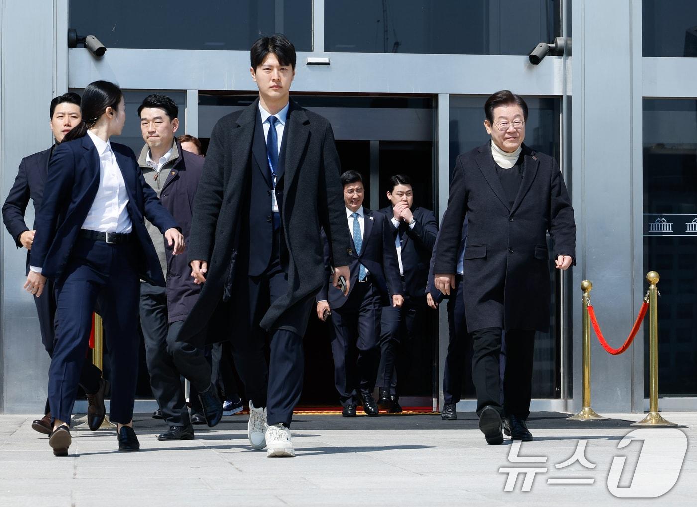 본문 이미지 - 암살 위협설로 인해 방탄복을 입은 이재명 더불어민주당 대표가 19일 서울 여의도 국회에서 비공개 최고위원회의를 마친 후 이동하고 있다. ⓒ News1 안은나 기자