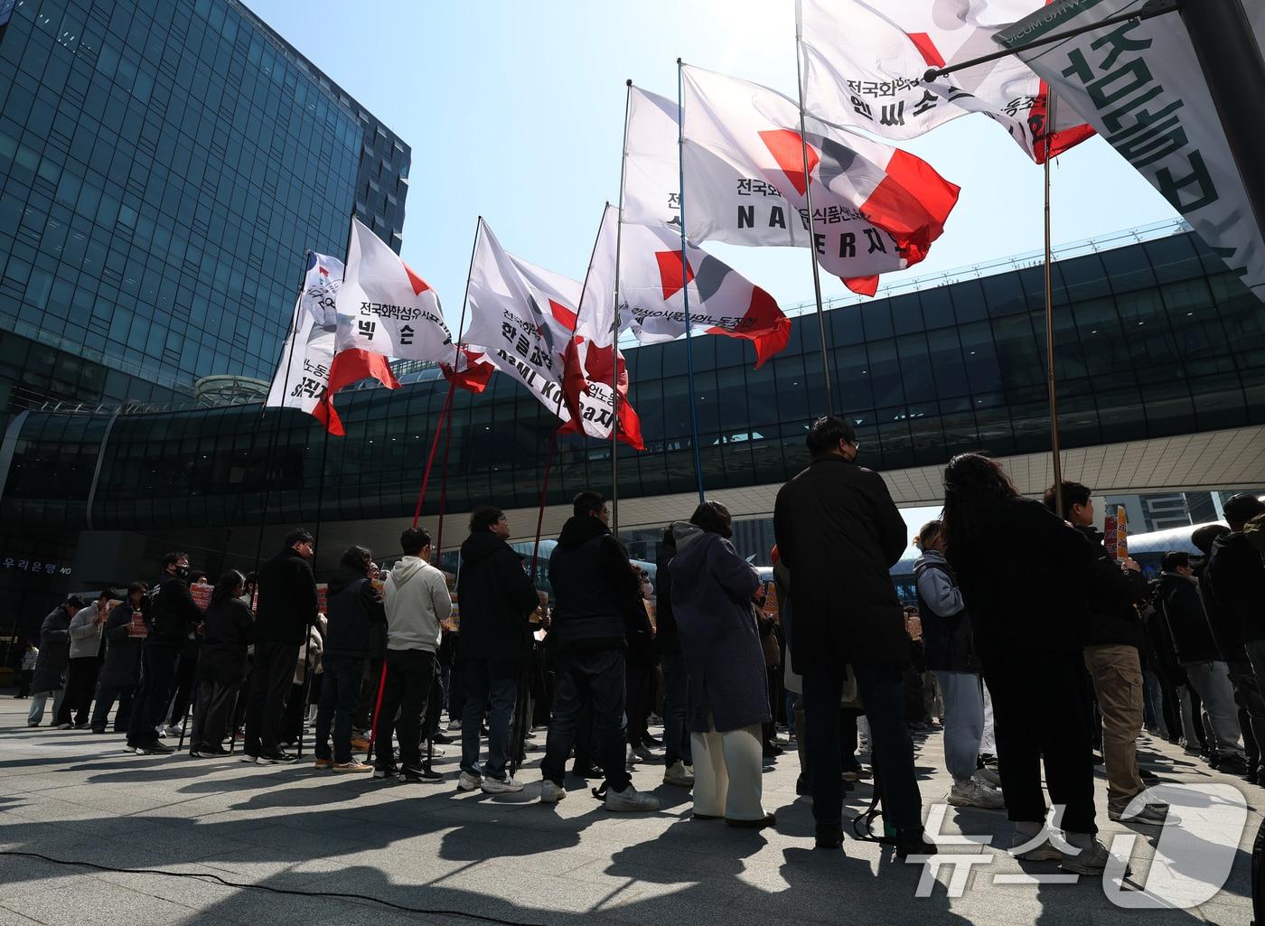 본문 이미지 - 19일 경기 성남시 분당구 카카오 판교아지트 정문 앞에서 카카오 노조가 포털 '다음' 서비스를 담당하는 사내독립기업(CIC)의 별도 법인 분사 반대 집회를 하고 있다. 2025.3.19 ⓒ 뉴스1 김영운 기자