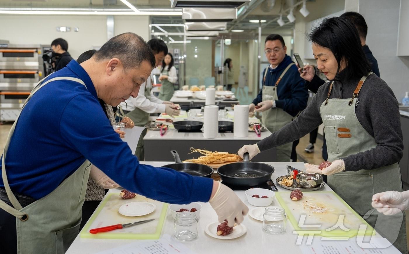 중국 헤이룽장성 치타이허시 우호 교류단이 19일 충북 증평군 34플러스센터에서 증평 인삼을 활용한 요리 체험을 하고 있다.(증평군 제공, 재판매 및 DB금지)2025.03.19/뉴스1 ⓒ News1 이성기 기자