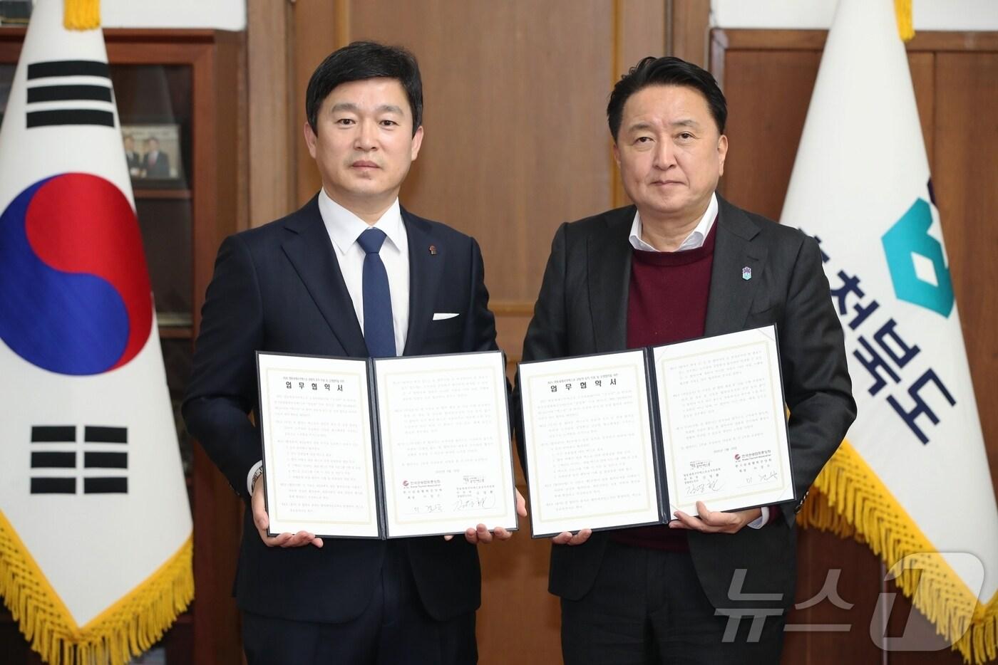 19일 김영환 충북지사(오른쪽)와 이경수 한국관광협회중앙회장이  영동세계국악엑스포 성공 개최를 위한 업무 협약을 하고 있다. (충북도 제공. 재판매 및 DB금지) /뉴스1